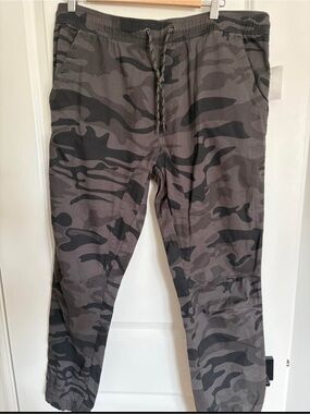 split Men's Gray & Black Camouflage Jogger Pants